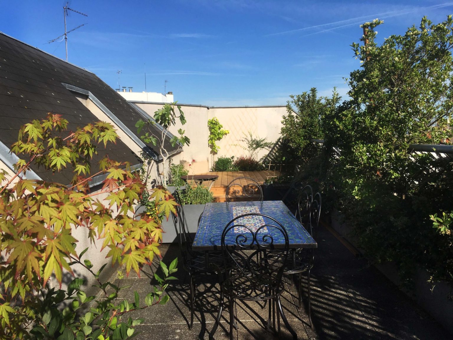 Une longue terrasse peut accueillir une terrasse surélevée, ici la balustrade est élevée