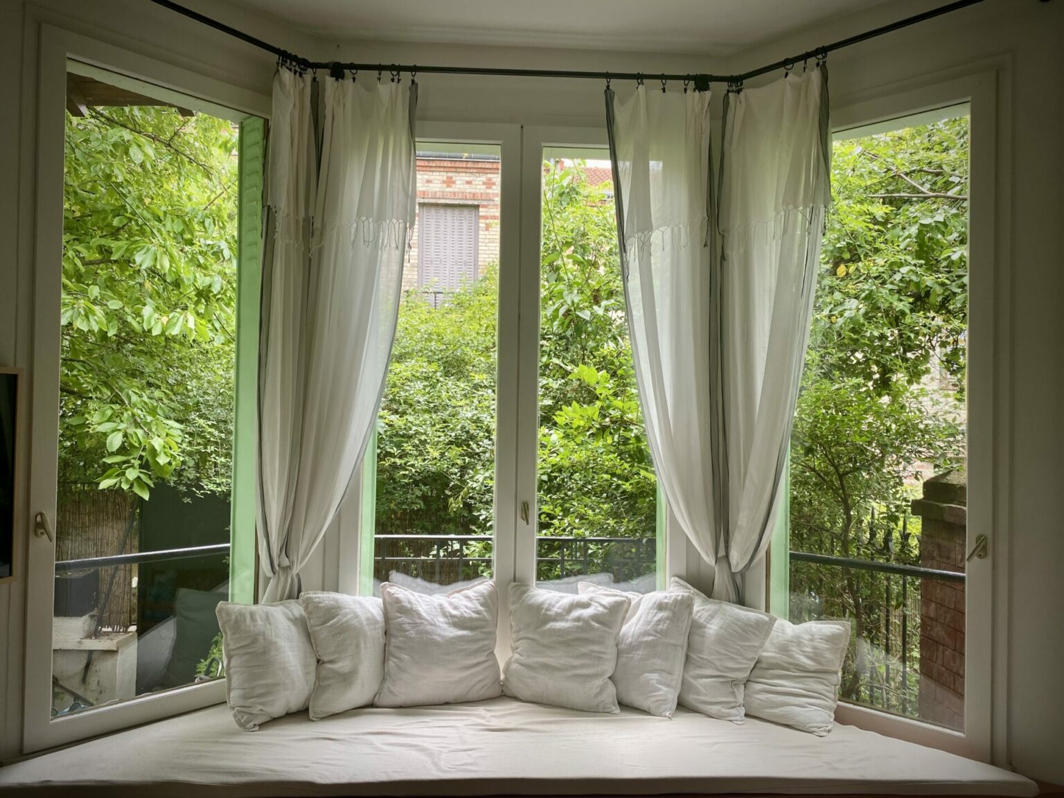Un bow-window devant la cour jardin